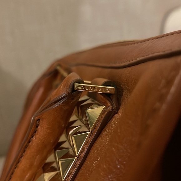 STUNNING 🤩 Tory Burch 2 way cognac leather rock stud bag with removable strap. - Picture 9 of 14